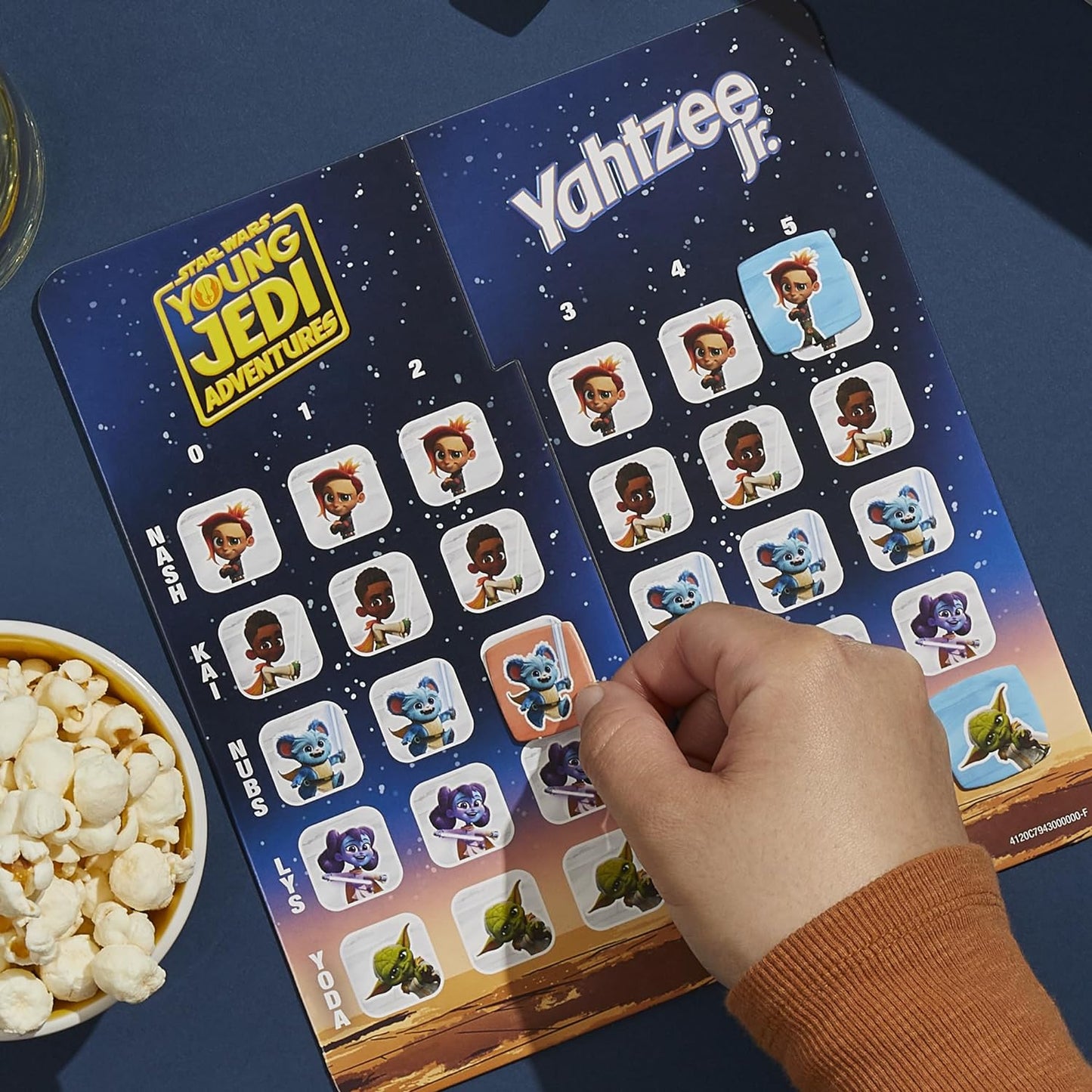 Hasbro Gaming Yahtzee Jr. Star War: Young Jedi Adventures Edition Board Game for Kids | Ages 4+ | 2-4 Players | Counting and Matching Games for Preschoolers (Amazon Exclusive)